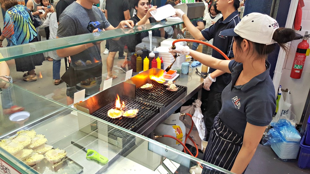 A stand selling scallop gratinee.