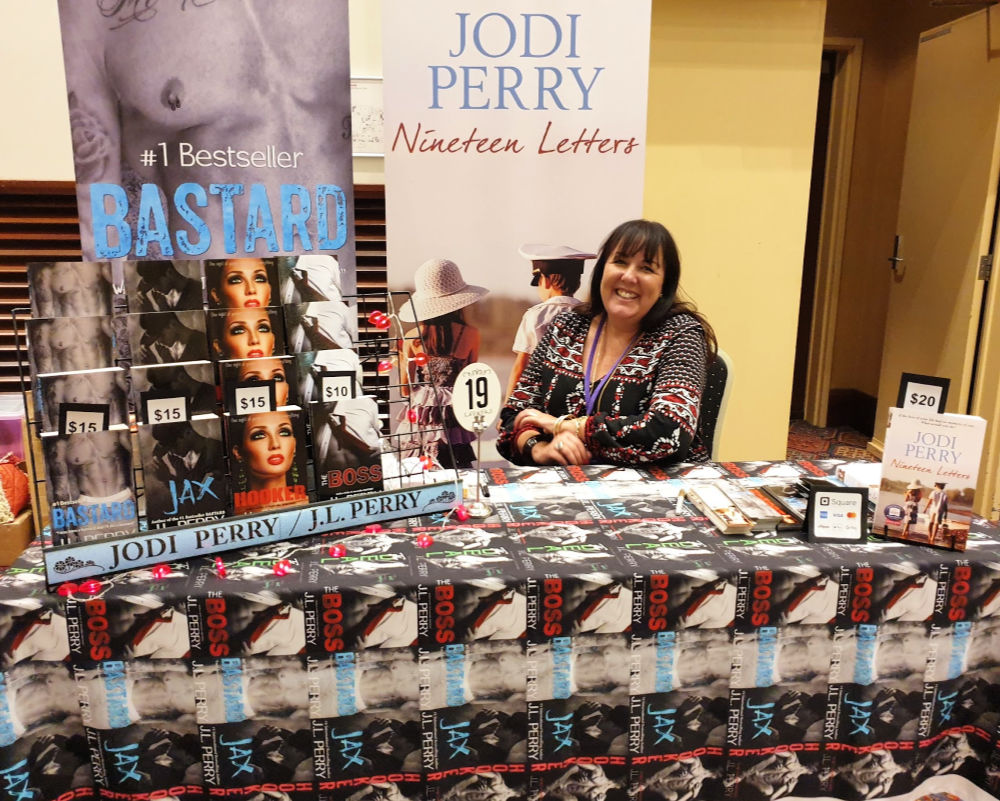 Jodi Perry, whose gorgeous book cover tablecloth I'm seriously jealous of, at ARR19, Sydney.